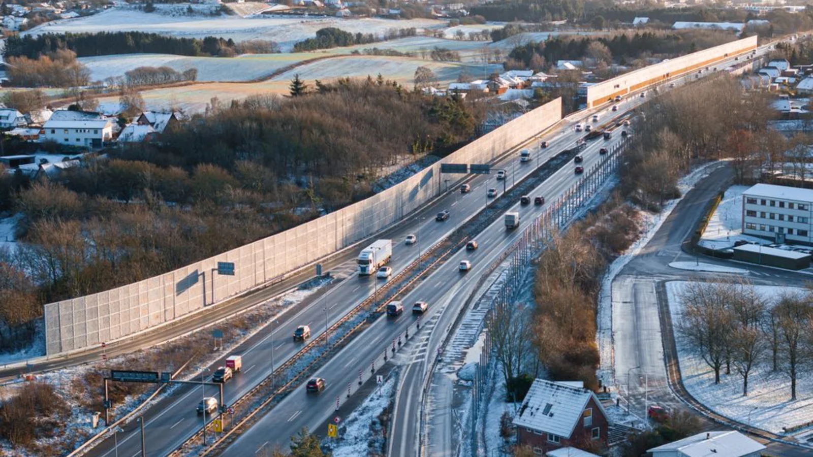Otte kilometer støjskærm skærmer nu Aalborg mod motorvejslarm