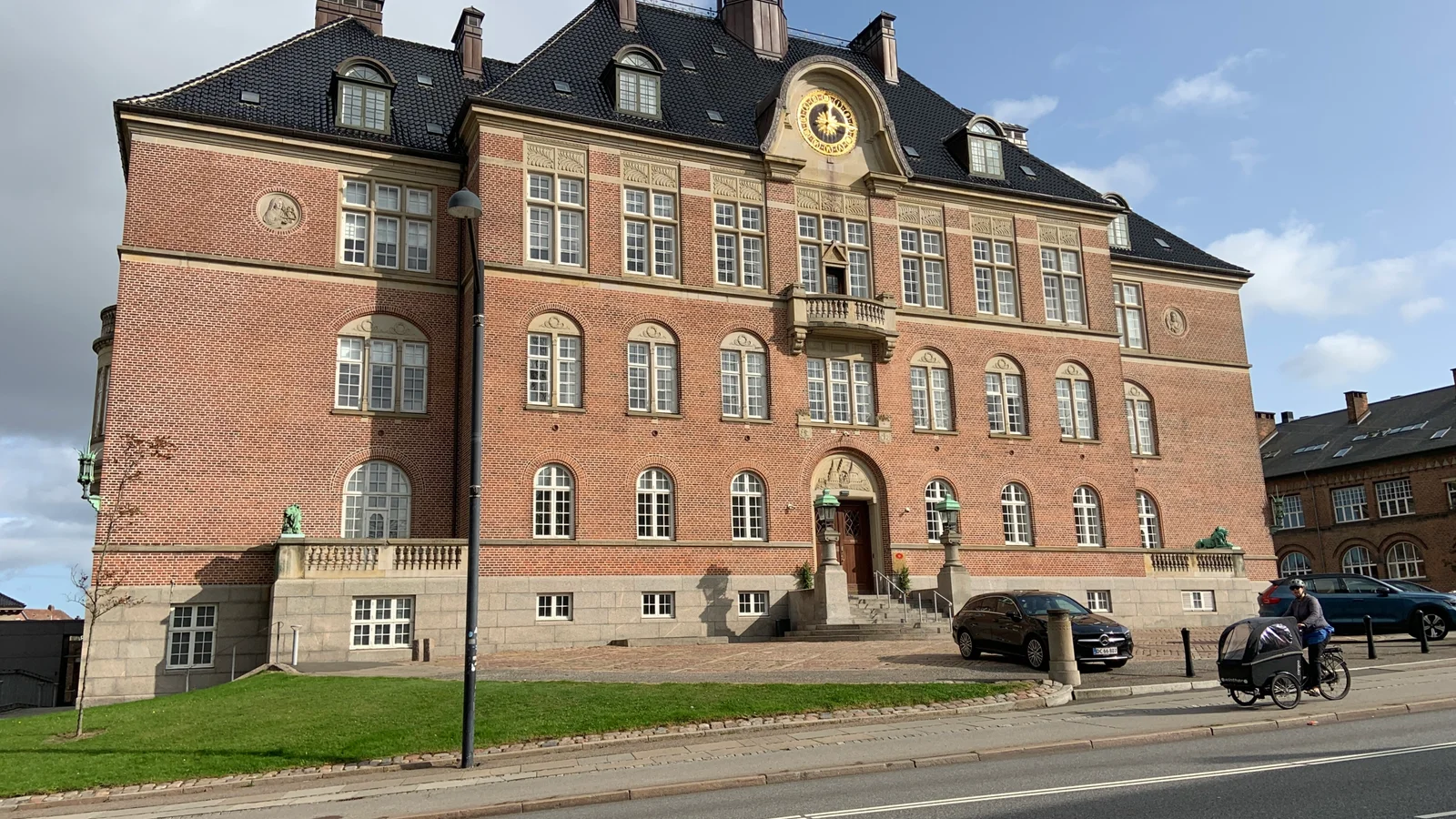 Fire mænd idømt 19 års fængsel for røverier og voldtægter mod prostituerede