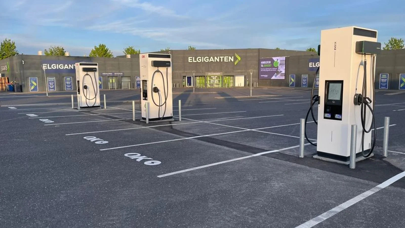 OK har opført ladestandere hos Elgiganten i Randers