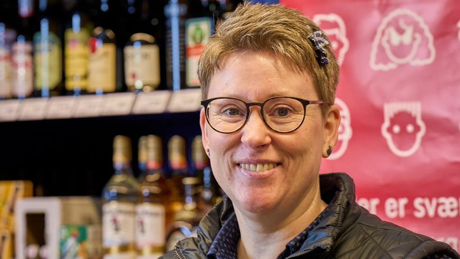 Højt humør ved kassen i Silkeborg, hvor Helle er finalist