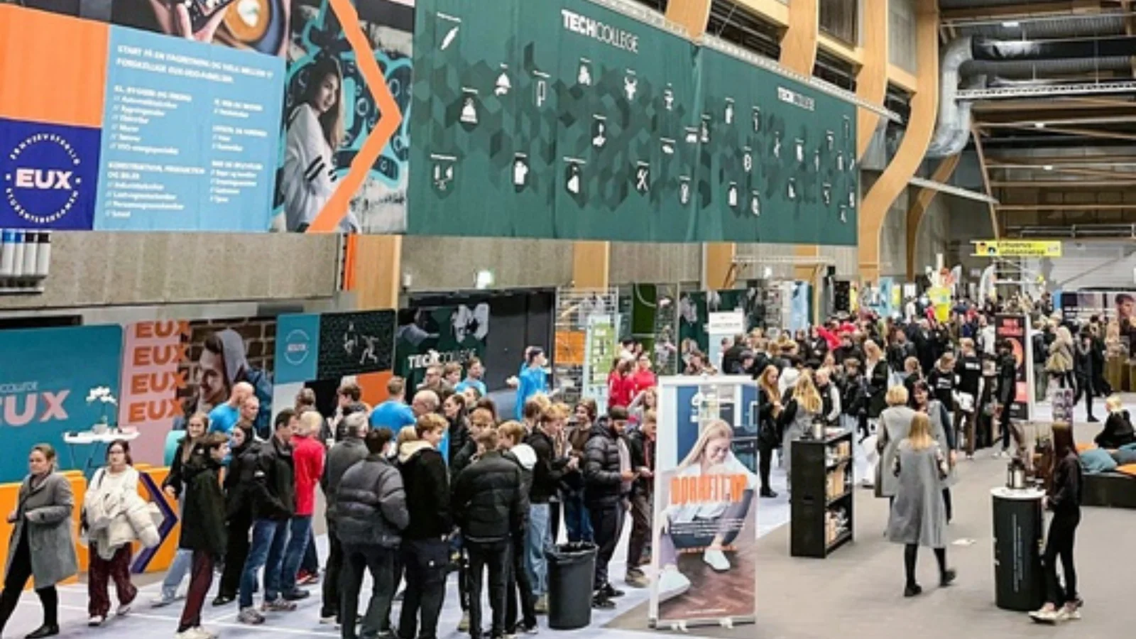 Tusindvis af unge strømmer til uddannelsesmesse for at få inspiration
