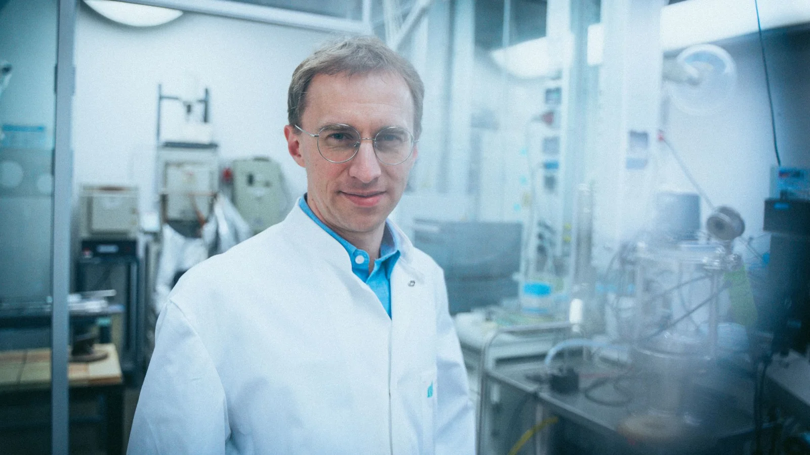Morten fra Aalborg Universitet får pris for at forske i fremtidens glas