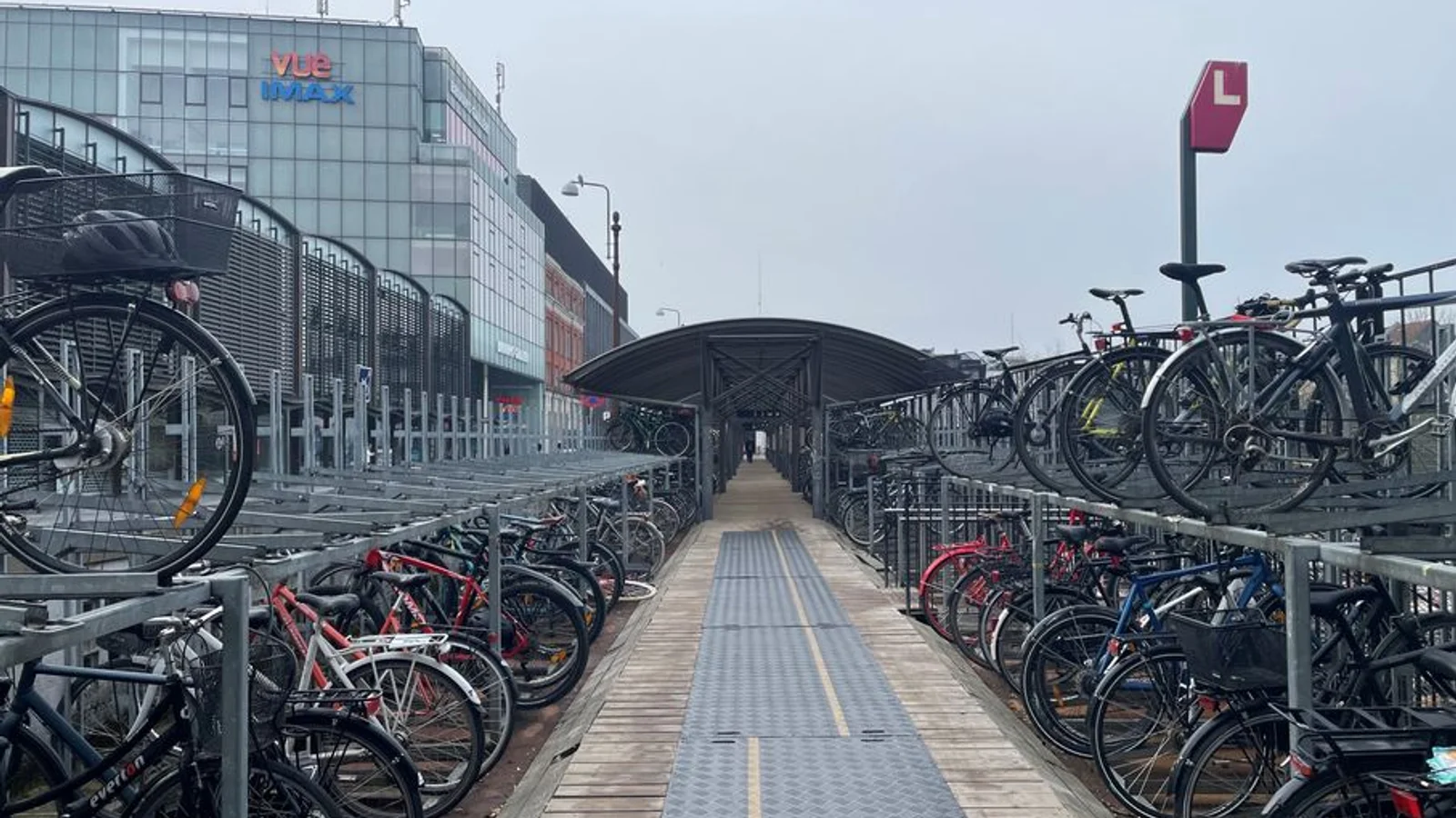 Cykelparkeringen på Bruuns Bro i Aarhus lukkes akut