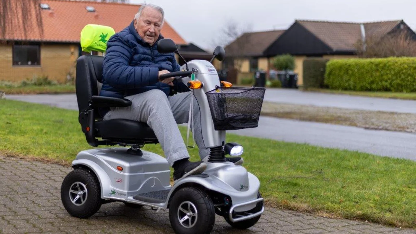 91-årige Erik er bundet til hjælpemidler efter to blodpropper, men stadig taknemmelig