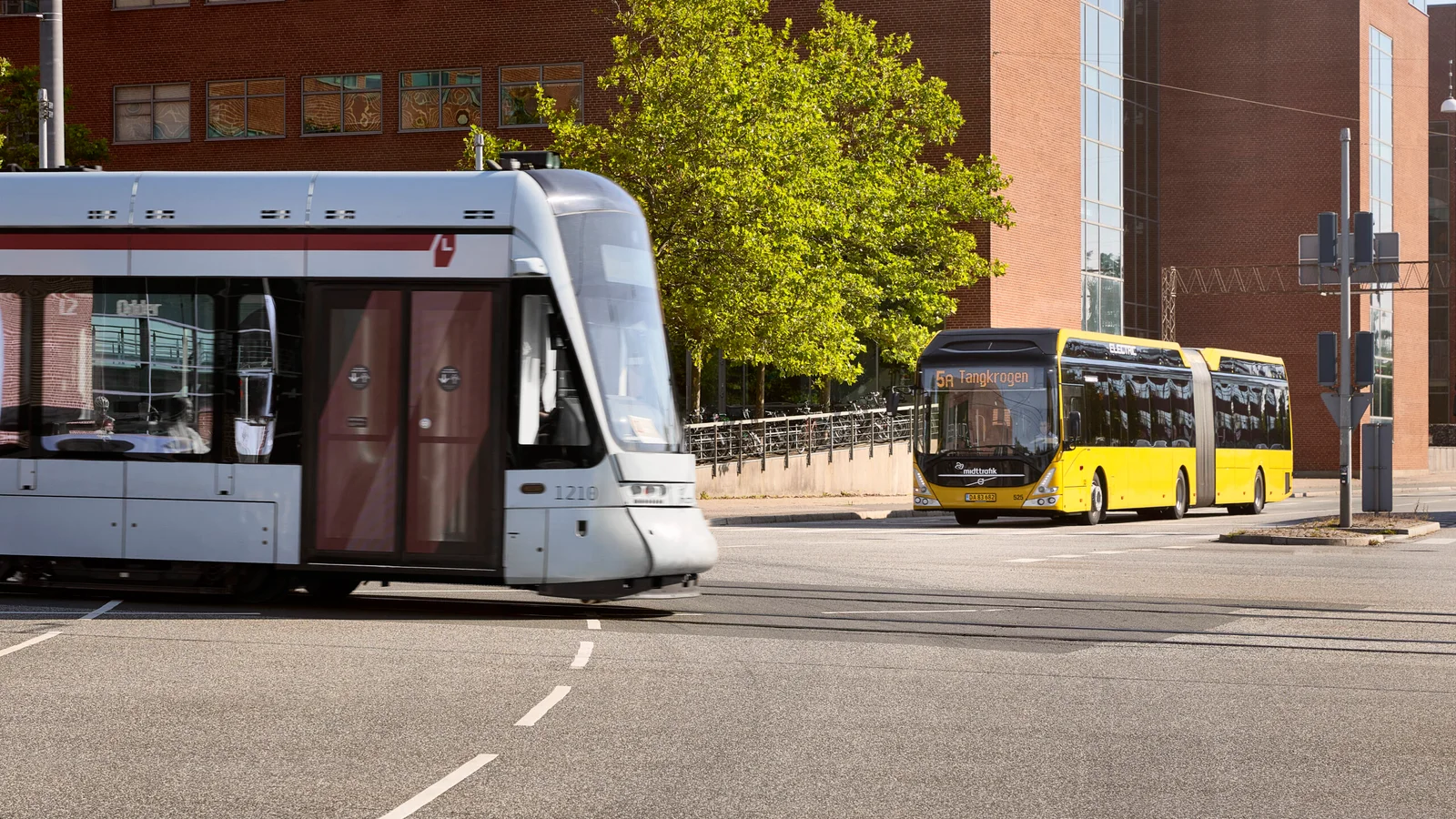 Midttrafik indsætter flere bus- og letbaneafgange til kongebesøg