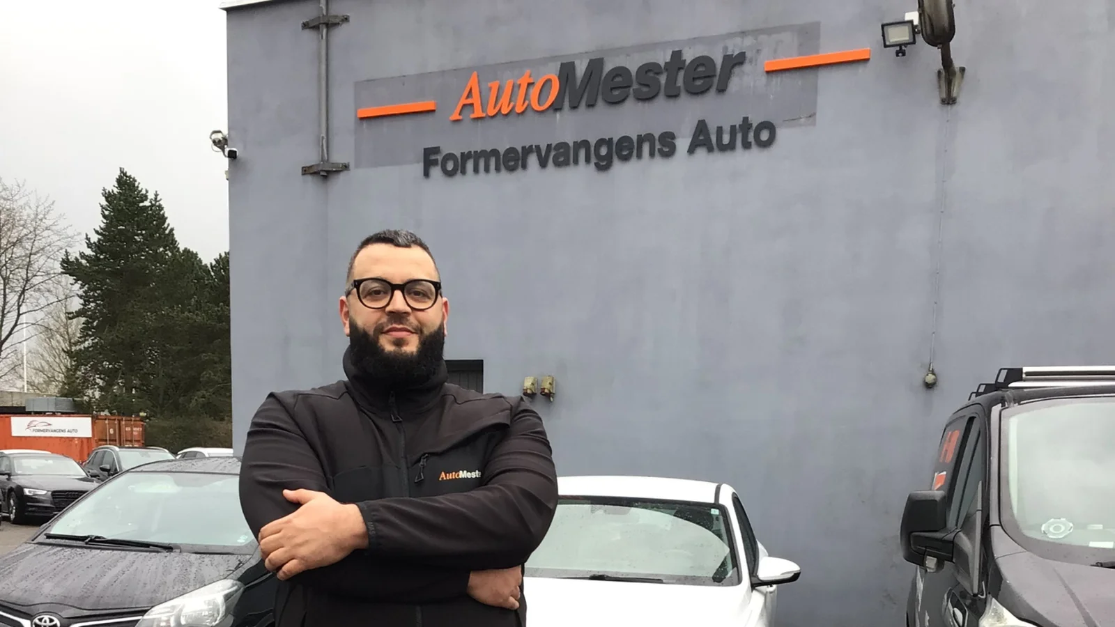 Fra millionordrer til motorhjelm: “Ibo” er stolt værkstedsejer