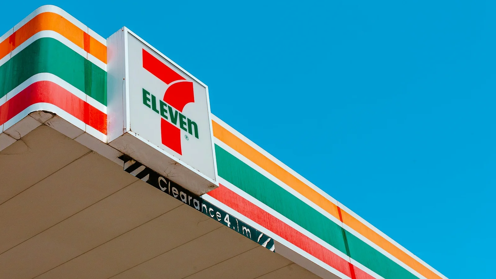 Efterlysning: Genkender du røveren fra 7-Eleven