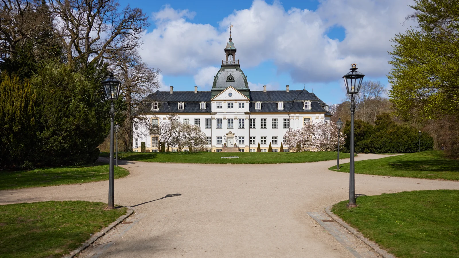 Sommersus på Charlottenlund Slot bliver storbyens hyggeligste havefest – de første kunstnere er nu offentliggjort!
