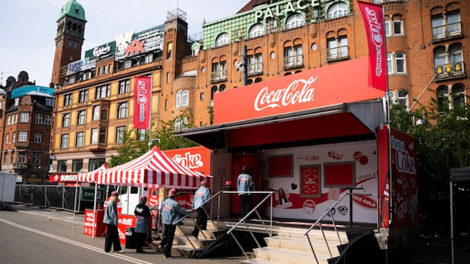 Coca Cola-lastbilen kommer til Aalborg: Her kan de lokale møde den