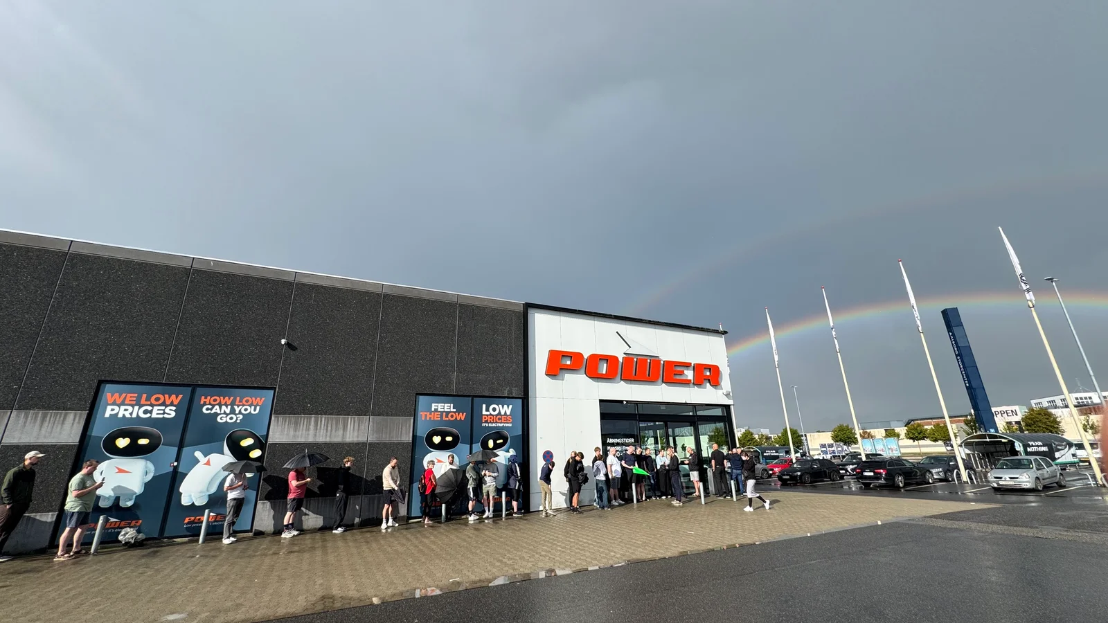 Aalborgs POWER-kunder trodsede regnen og samlede sammen i kø fra morgenstunden