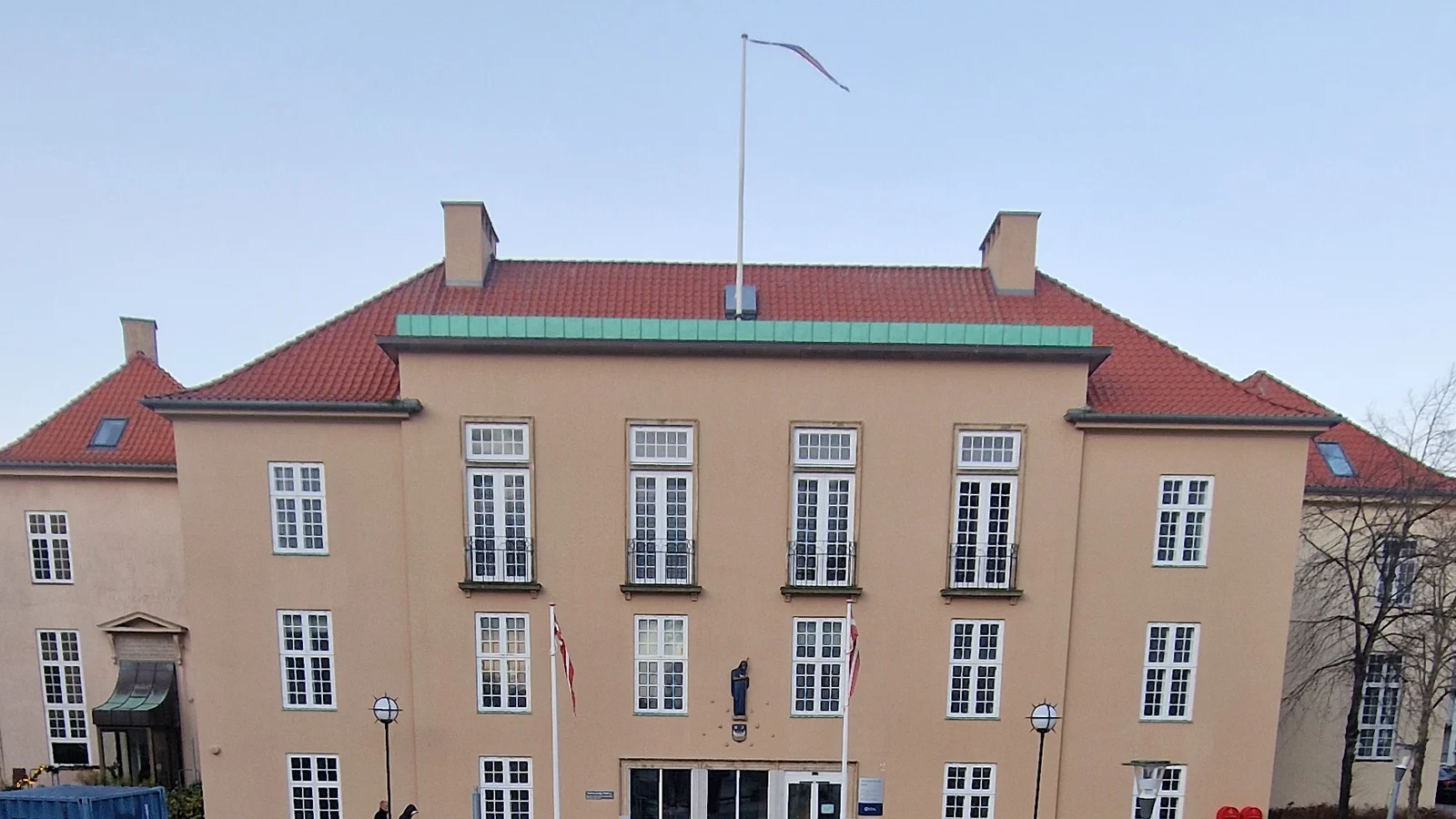 Nørresundby Bibliotek flytter: Nu kan du låne dine bøger i et spritnyt bibliotek i det gamle rådhus
