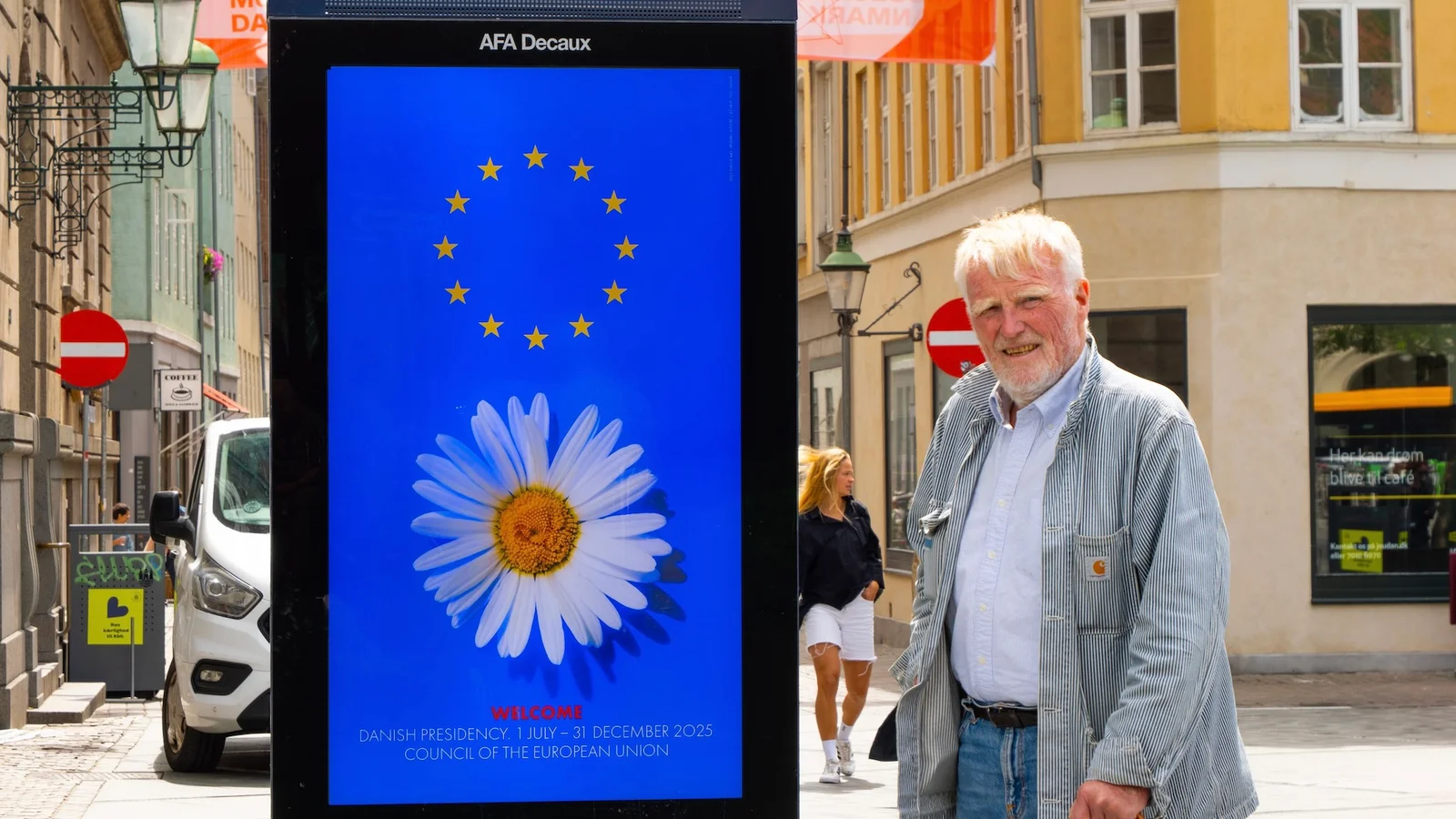 Arnoldi hylder Danmark og EU med ny plakat i Aarhus til EU-formandskabets overdragelse