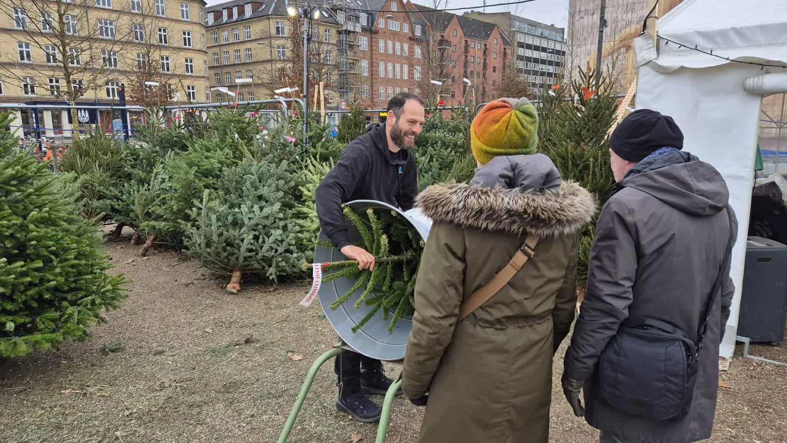 Unge fra Valby spreder juleglæde og får foden indenfor på arbejdsmarkedet