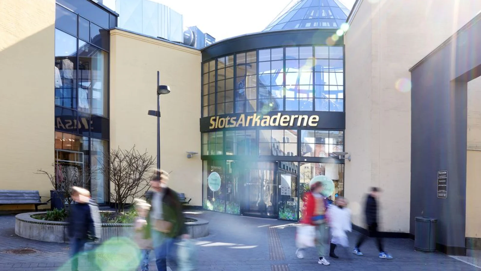 Magasin varmer op til åbningsfest med uddeling af gavekort foran SlotsArkaderne