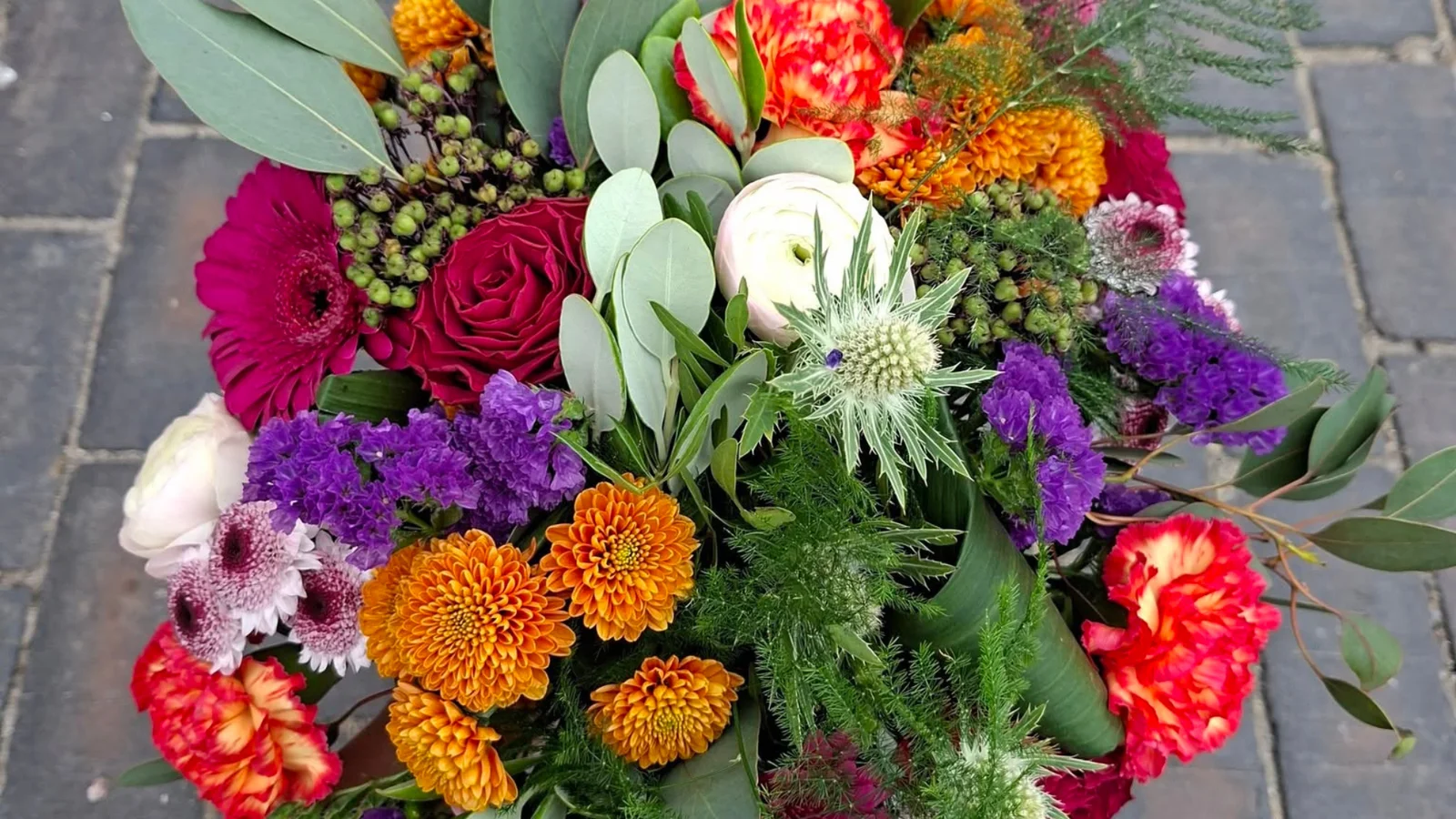 Hvem skal have månedens buket hos Blomsterpigerne Stenstrup?