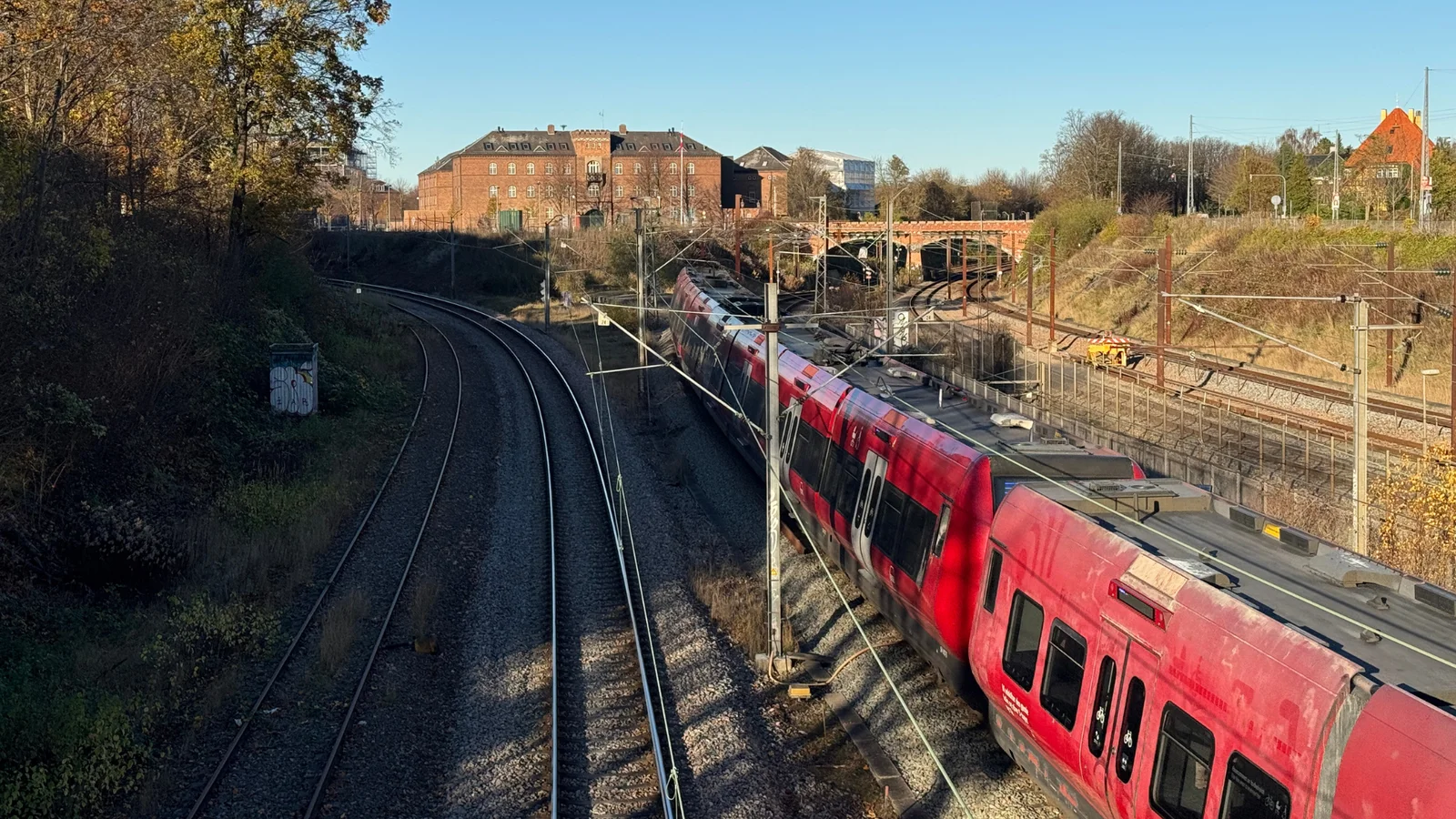 Banedanmark fornyer kørestrømsanlæg på travl S-togsstrækning