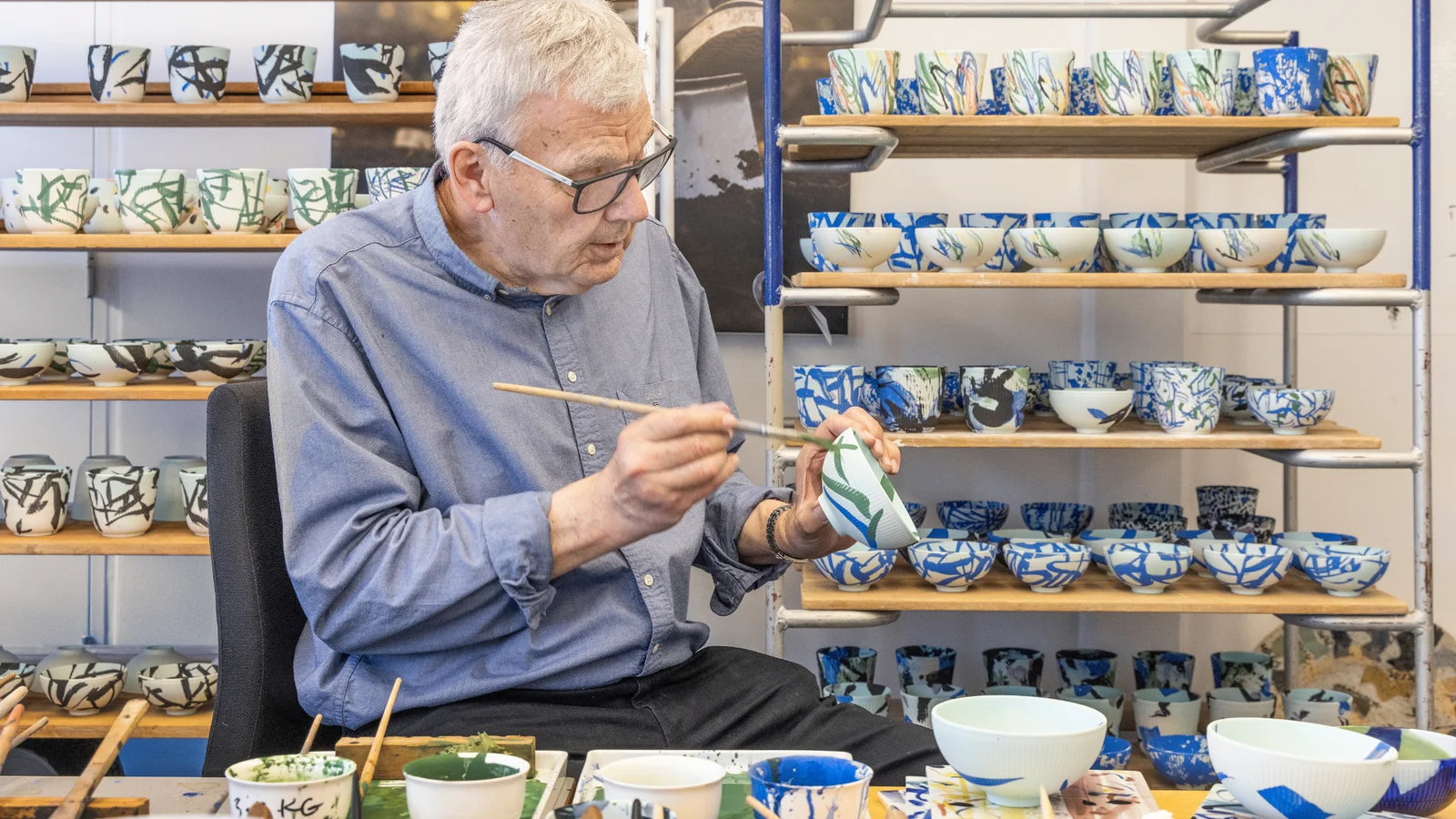 Ler, pensel og glasur: Stor udstilling på CLAY dykker ned i Ivan Weiss' kunstneriske univers