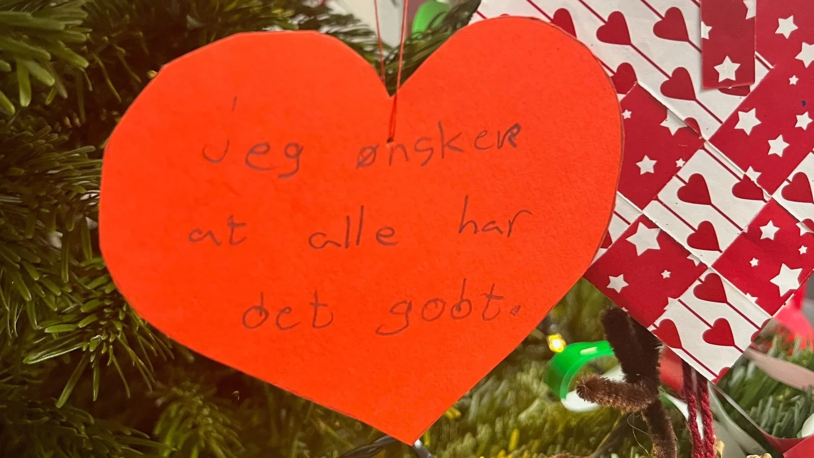 Børneønsker fra hjertet: Juletræet hos Sparekassen Kronjylland er i år pyntet med omtanke