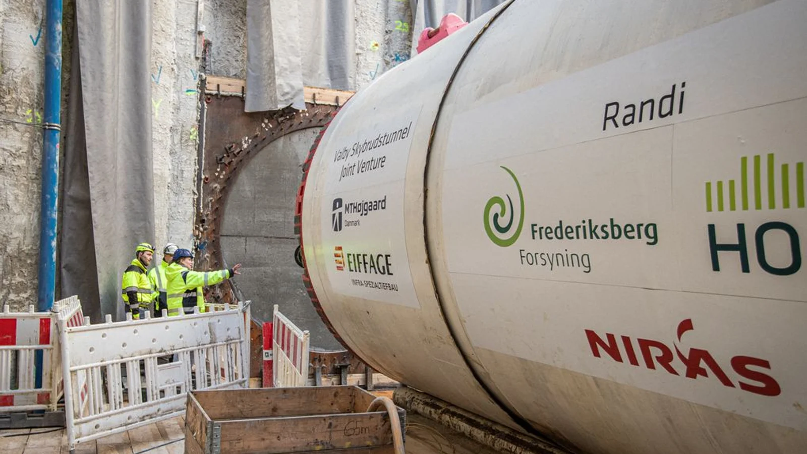 Døbt og klar: Tunnelboremaskine starter udgravningen til sikring mod oversvømmelser