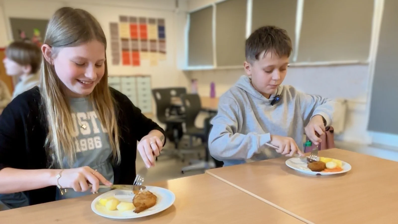 Elever har fået skolemad i tre uger: - Det er dejligt, at man ikke skal spise madpakker