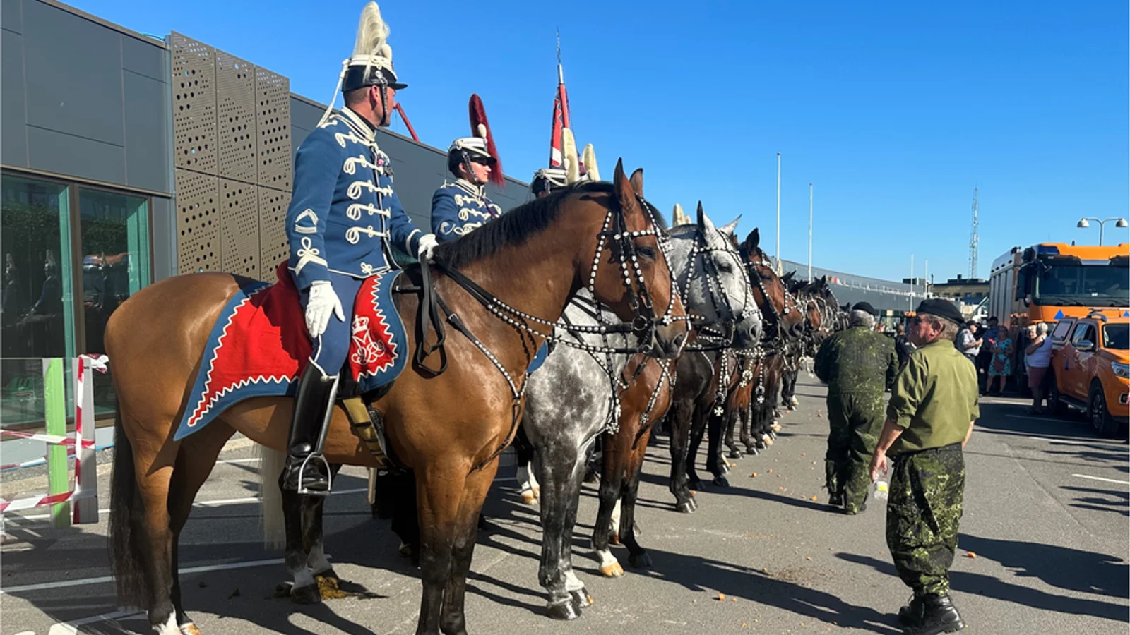 Flagdagen fejres med feltgudstjeneste, børnemedaljer og kolonnekørsel gennem byen