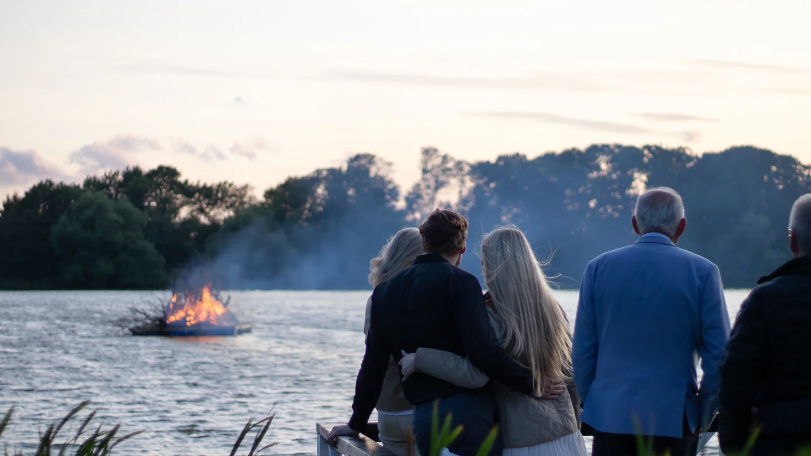 En magisk sankthansaften på Sørup Herregaard med musik, bål og midsommerstemning
