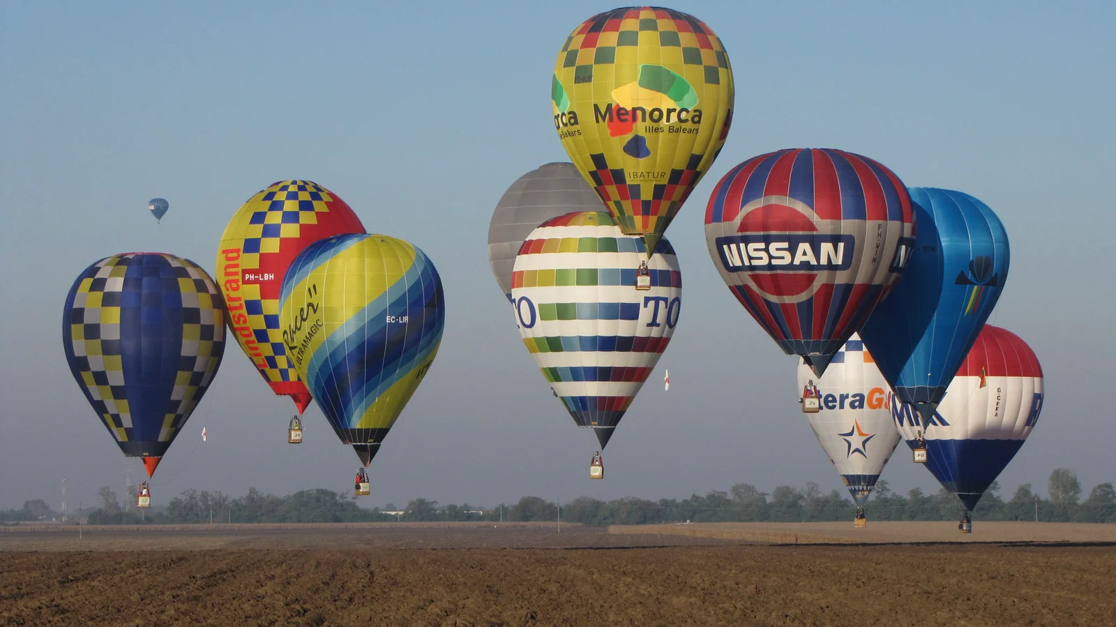 Fem flyvende farverige fiestadage