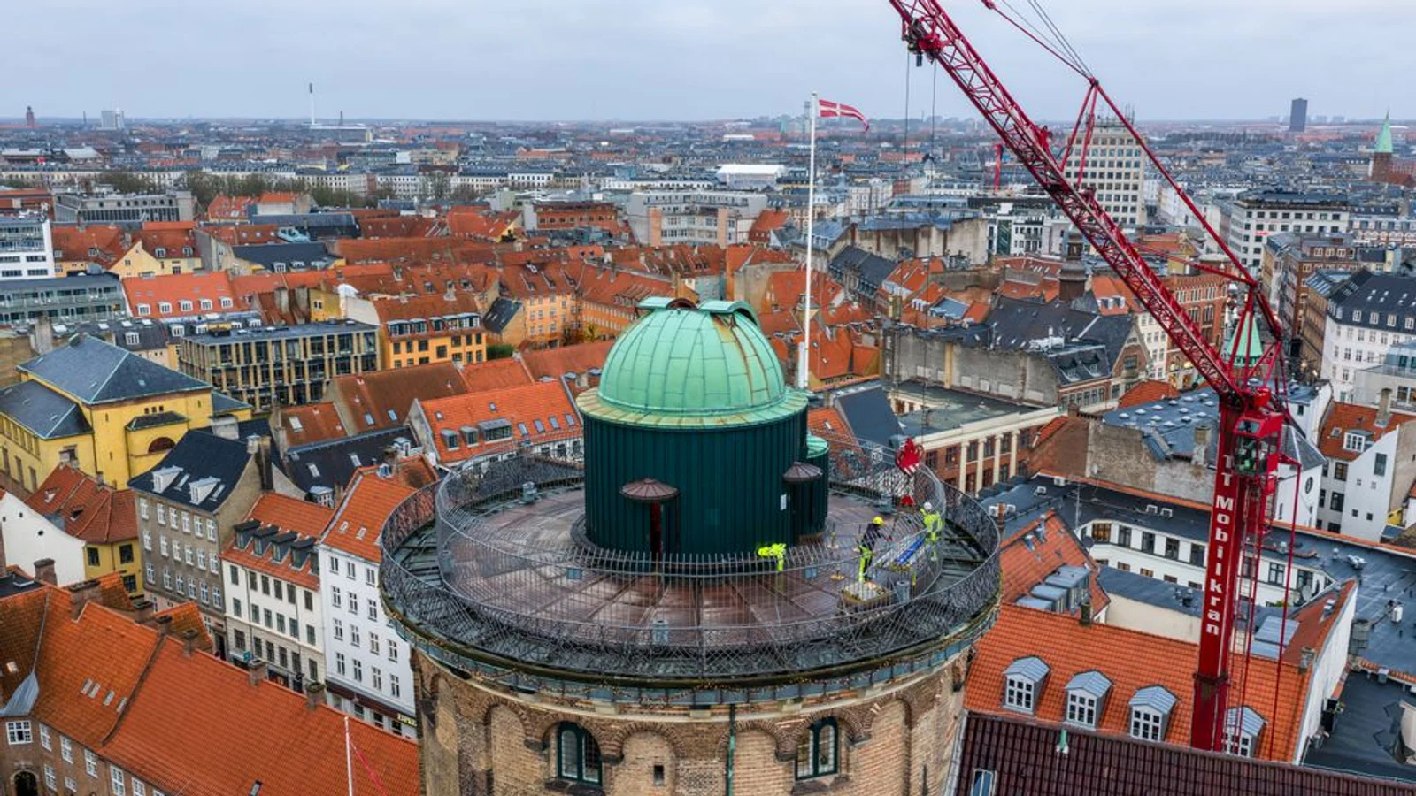 Nu sker det: Tre ton tung kuppel hejses ned fra Rundetaarn på mandag