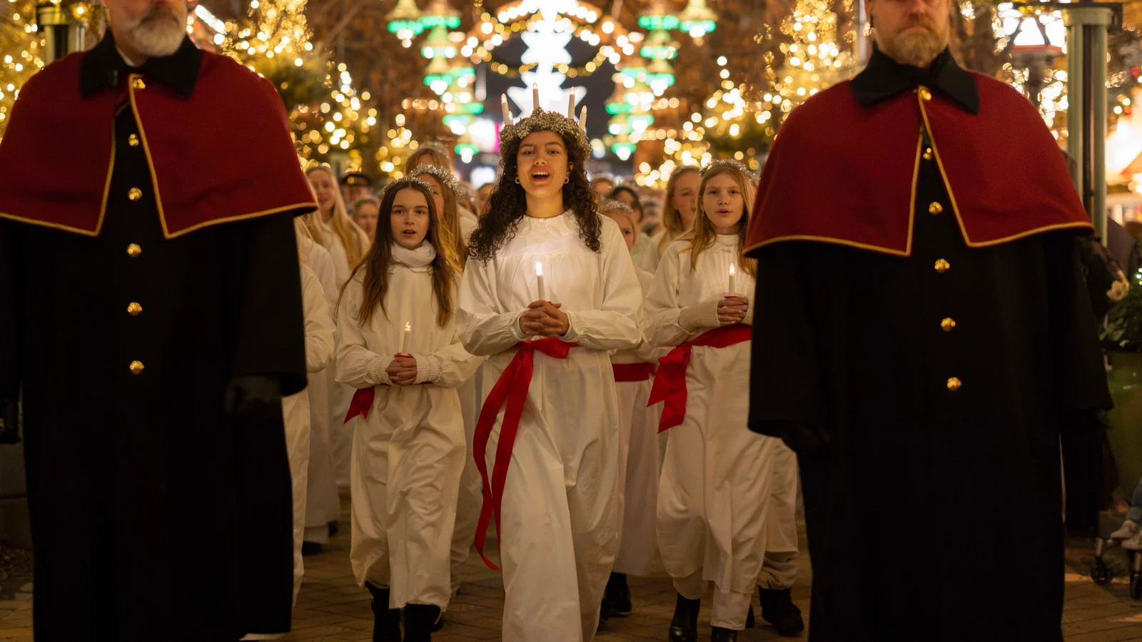 Mere end 130 korsangere lyser Tivoli op med stort klassisk Luciaoptog
