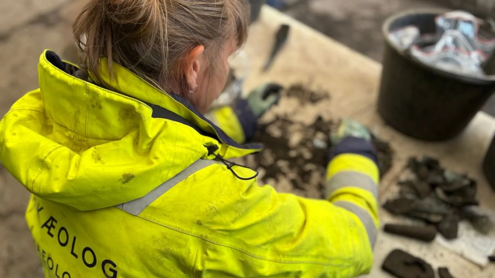 Det pibler frem af jorden i historisk københavnsk udgravning, og arkæologerne er kun lidt over halvvejs