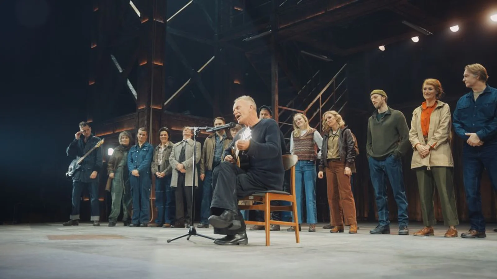 Sting overraskede på Østre Gasværk Teater sammen med castet i "THE LAST SHIP"