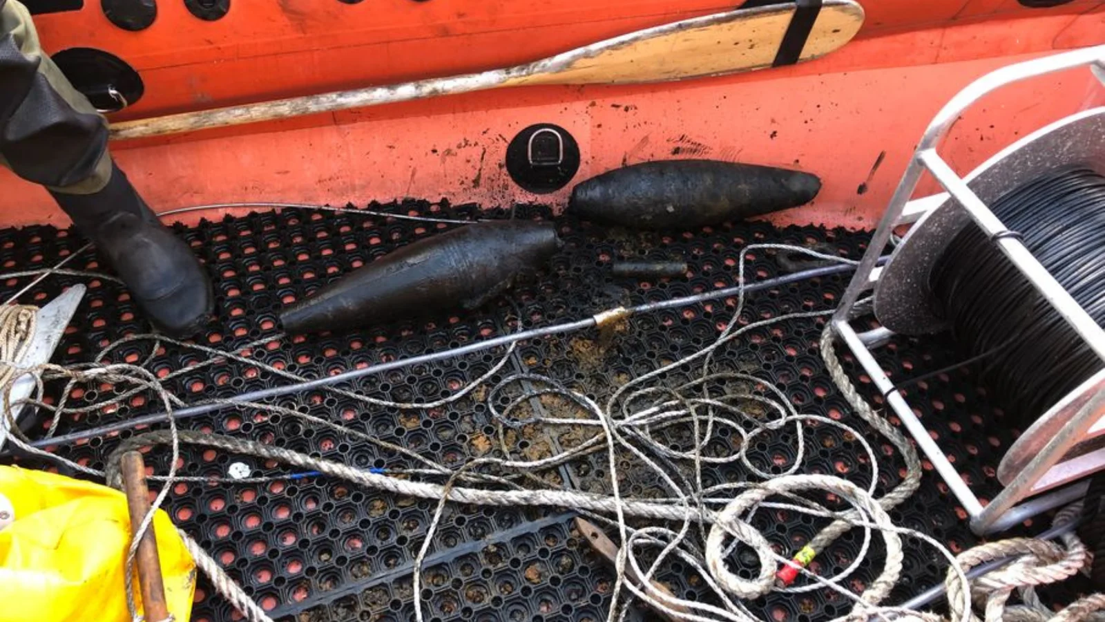 Dykkere finder granater i Københavns Havn