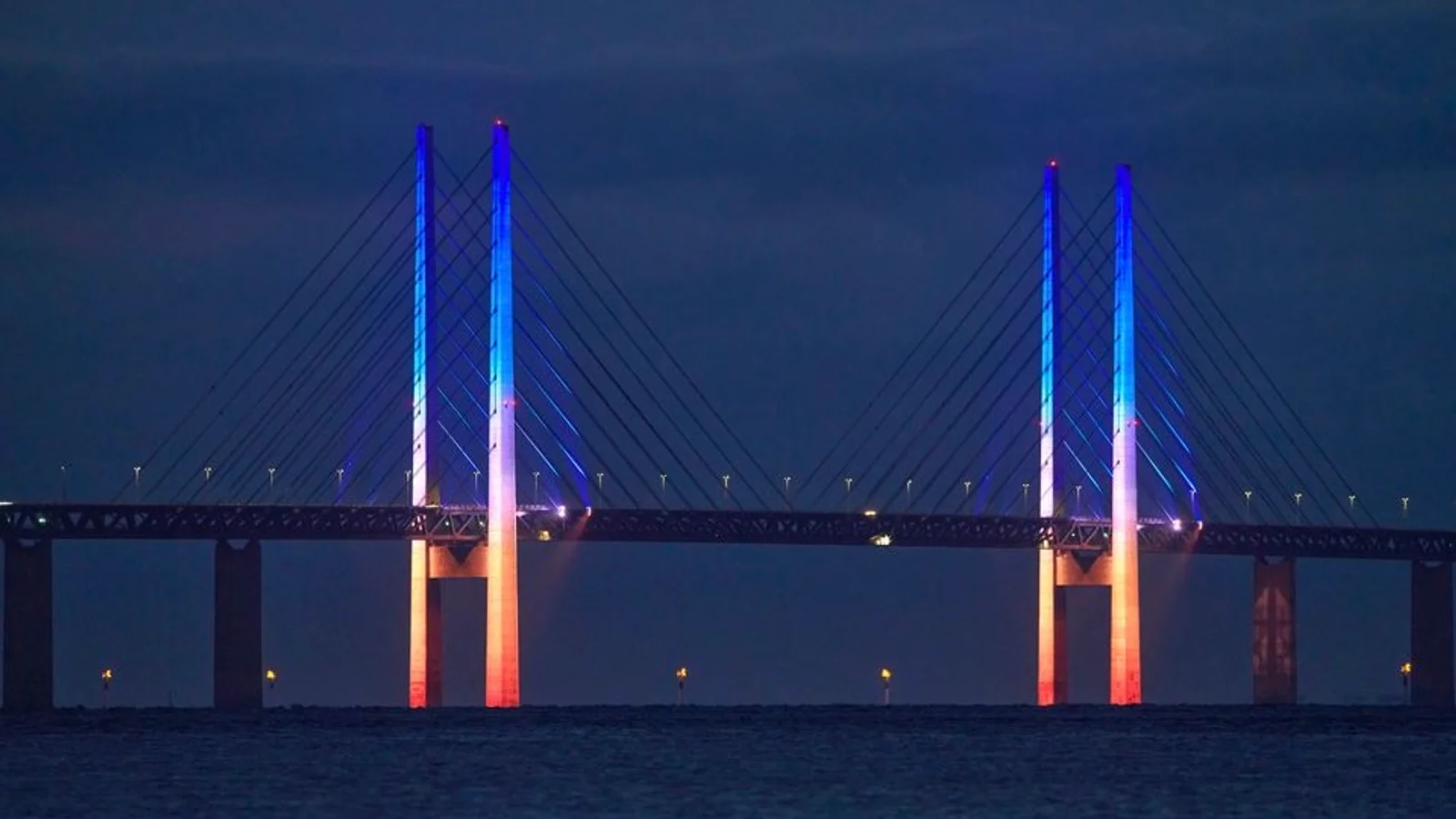 Øresundsbron lyser op under Copenhagen Light Festival
