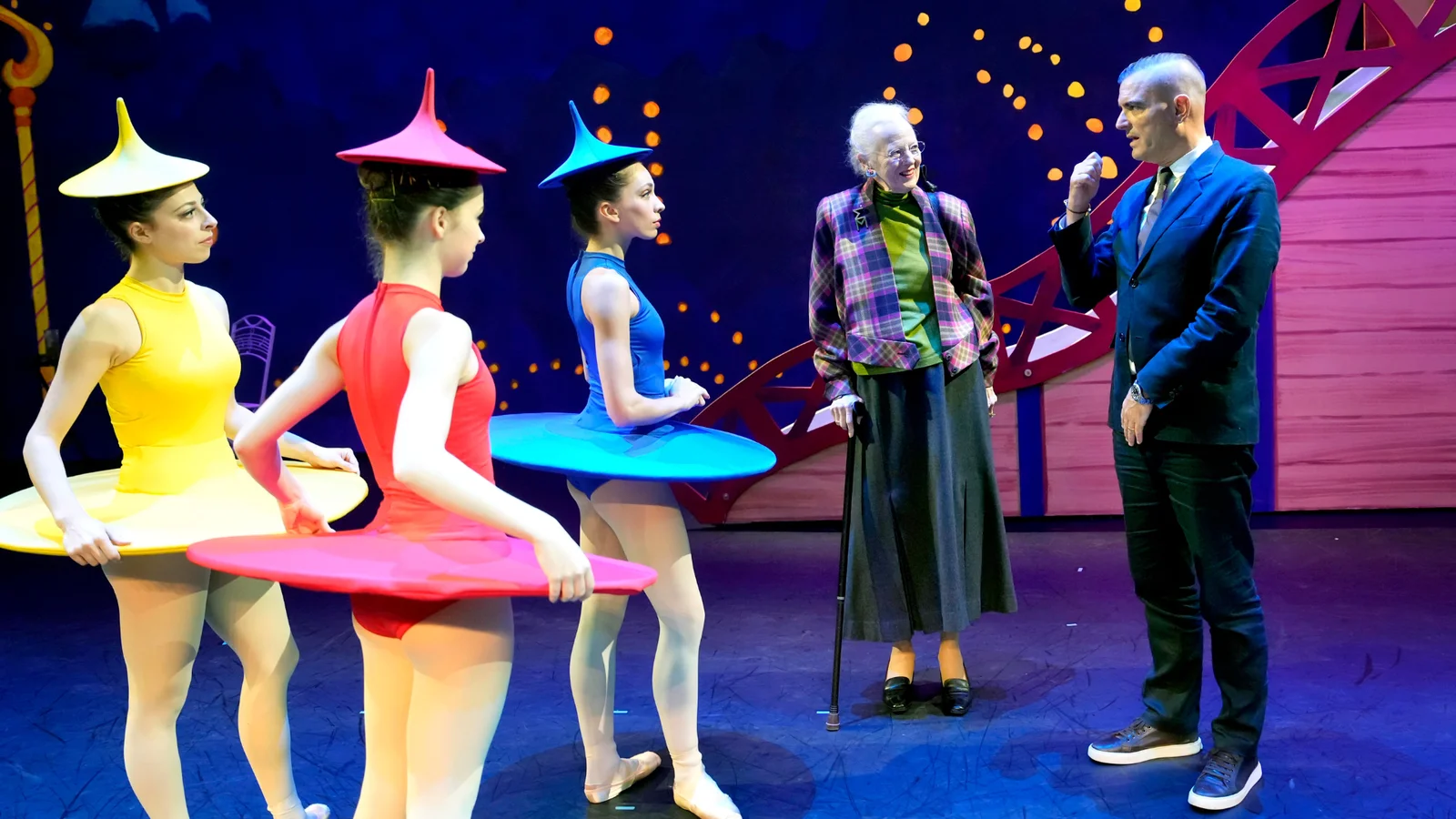 H.M. Dronning Margrethe finpudsede i dag detaljerne på årets store juleballet