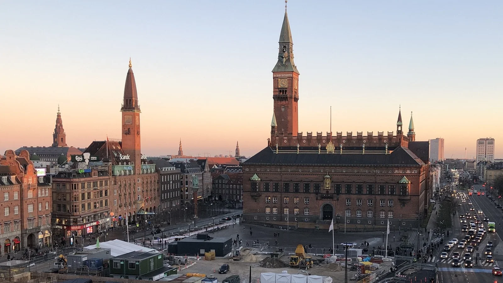 De danske VM-guldvindere i håndbold hyldes mandag fra balkonen på Københavns Rådhus