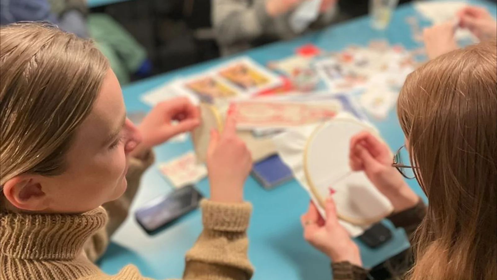 Vil du lære at strikke, brodere eller lave linoleumstryk? Så kom til kreative fællesskaber