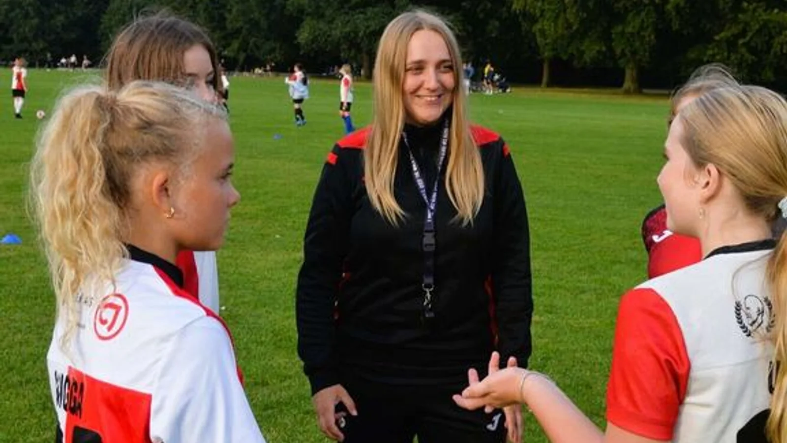 1000 flere spiller med: Amanda har fokus på trivsel og glæde fremfor præstation for at få flere piger til at spille fodbold
