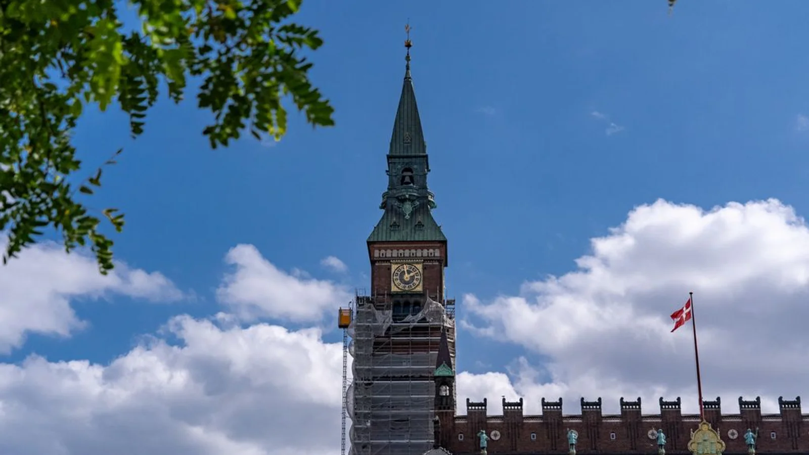 Efter stor renovering: Nu får København rådhustårnet tilbage