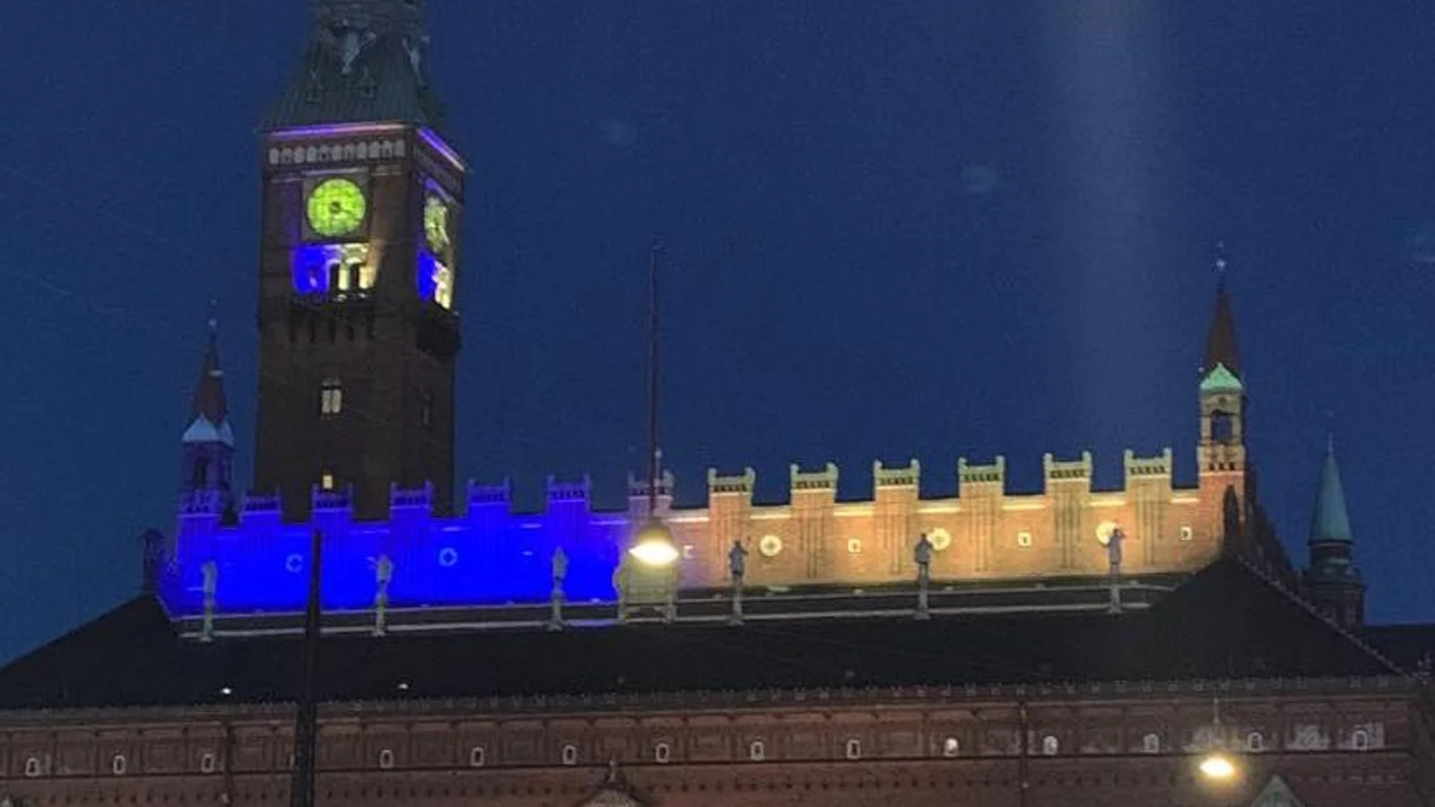 Københavns Rådhus oplyses i dag i Ukraines farver