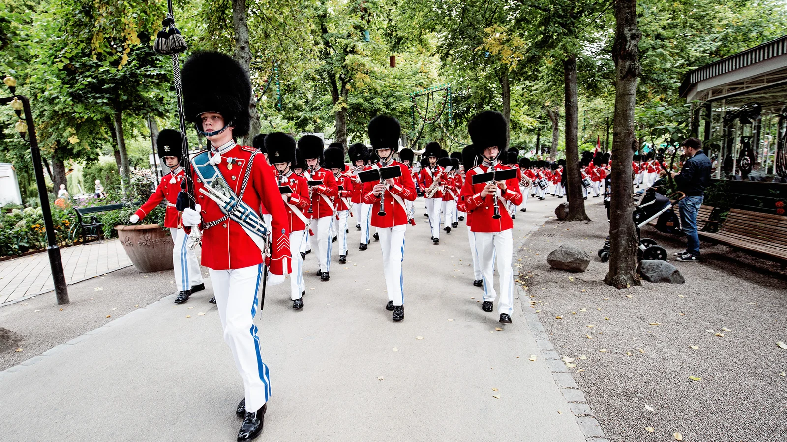 Over 400 gardere mødes til Garderdagen i Tivoli