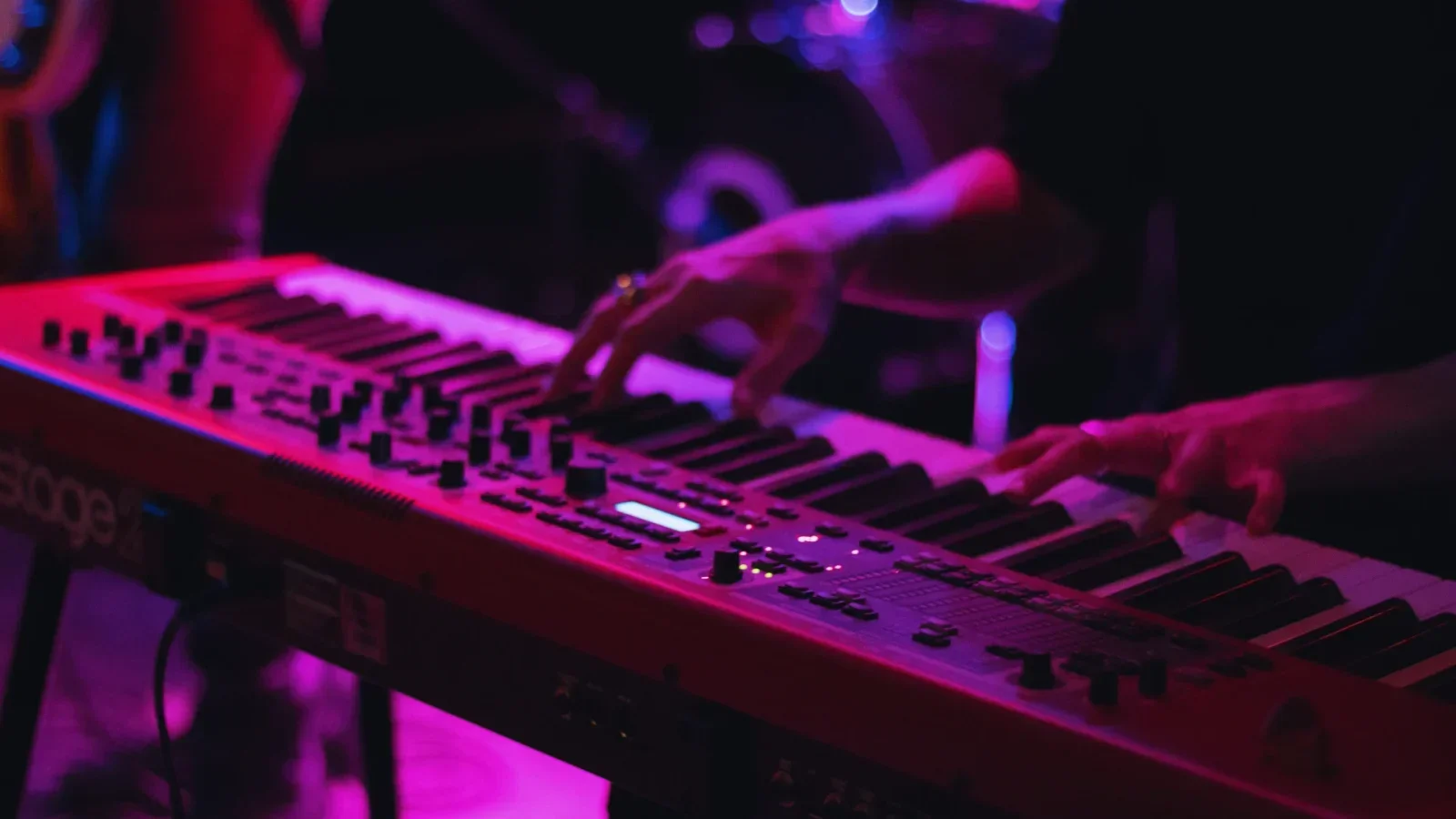 Fællessang med klaverspil på Grønningen i Lokale 3
