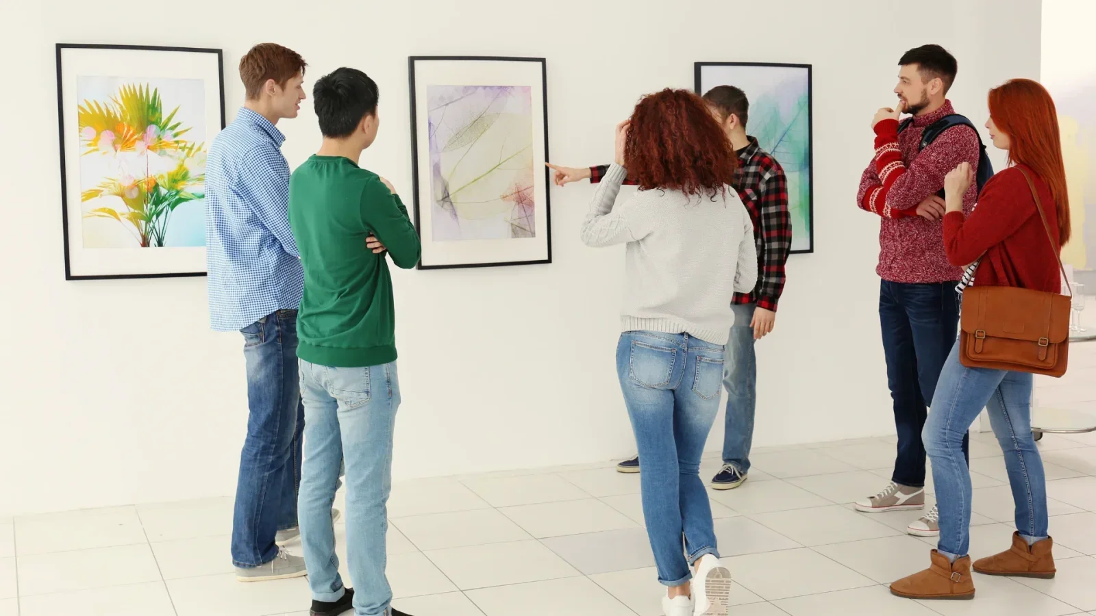 Moderne kunstudstilling viser værker af fire kunstnere