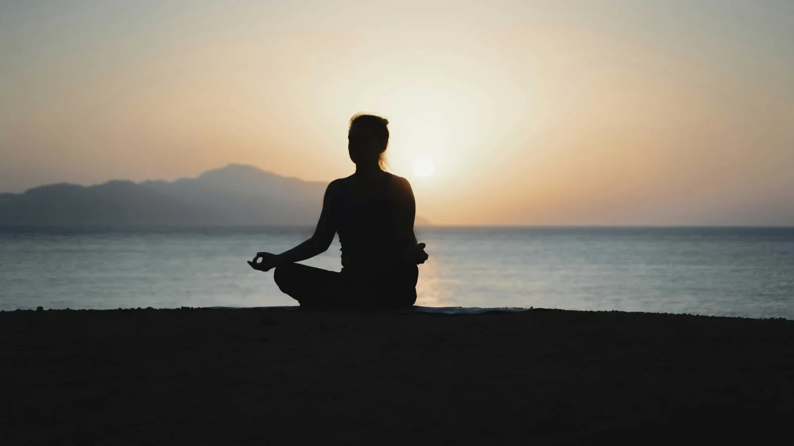Morgenyoga på Østerstrand i Fredericia