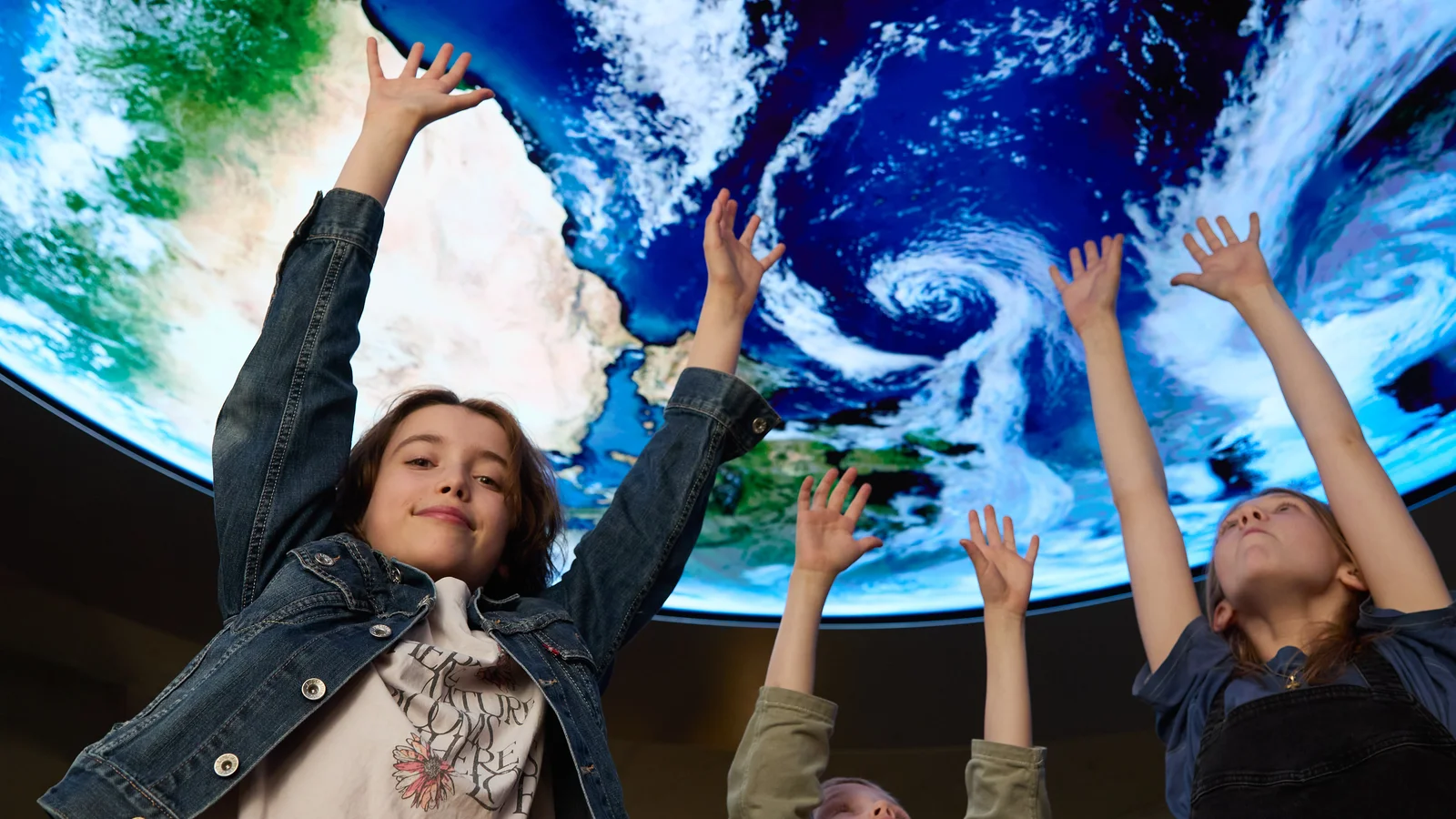 Børn og unge ser Jorden udefra: Planetarium markerer Jordens Dag med håb, ansvar og et vigtigt perspektiv på vores fælles klode