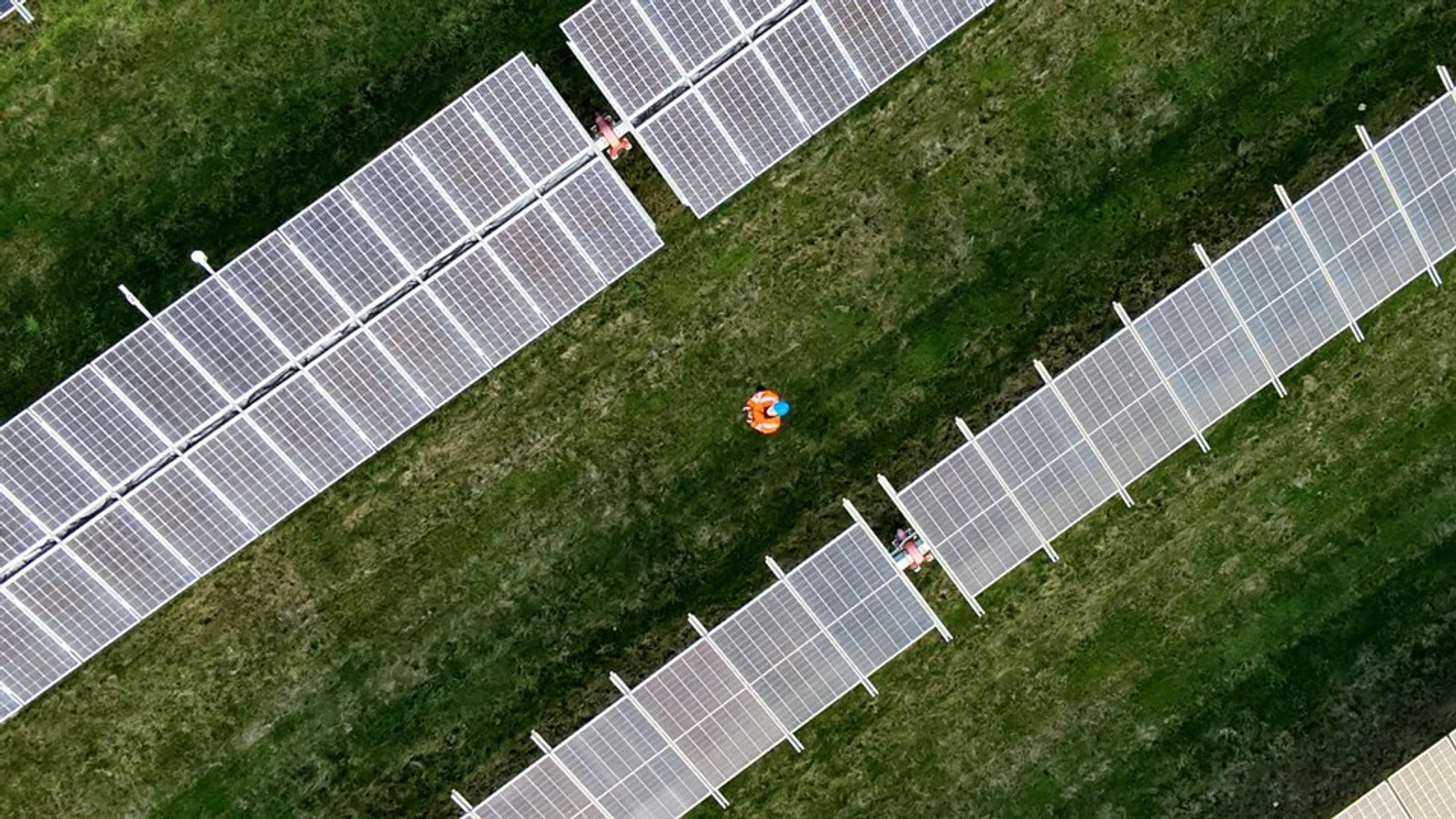 Droneinspektion af solceller skal sikre grøn strøm til flere huse