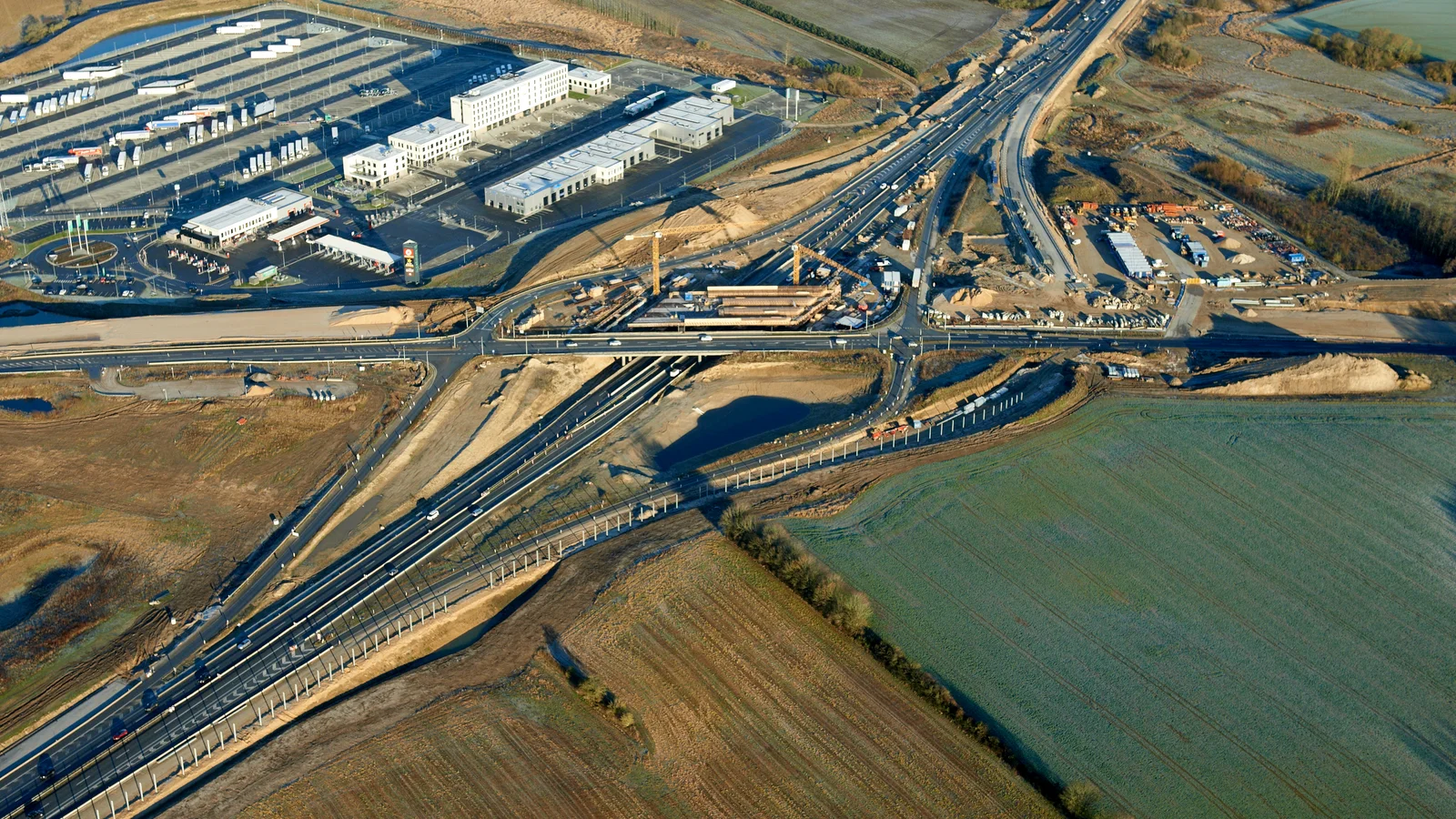 Spærring af E45-motorvejen ved <57> Horsens S i aften- og nattetimerne samt spærring af den sydlige tilkørsel i 24 timer