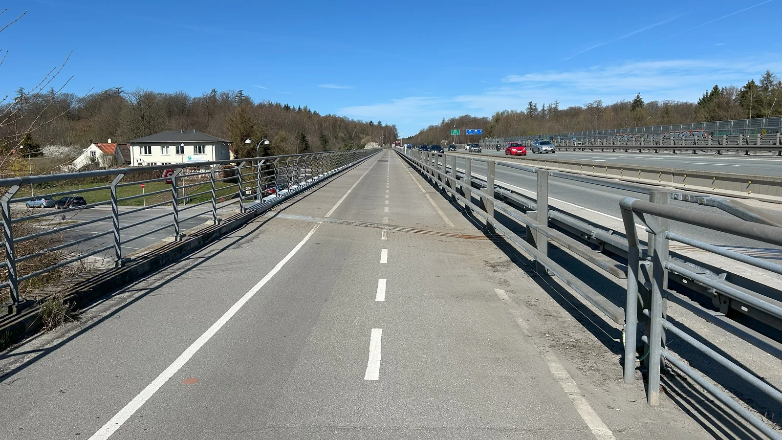Sidste etape: Cykelsti på motorvejsbro ved Skovdiget får ny belægning