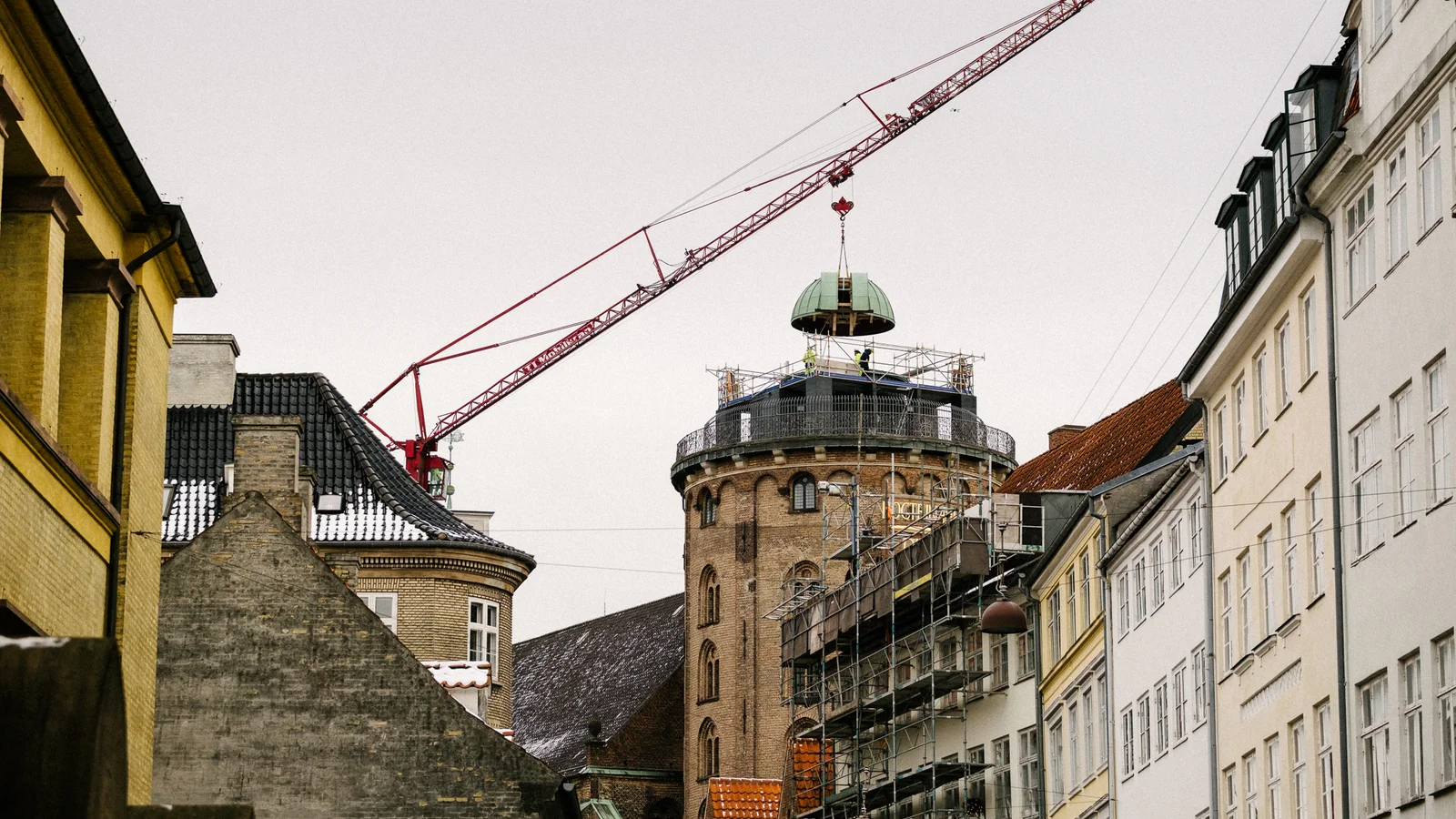 Rundetaarns observatoriekuppel hejses på plads efter restaurering