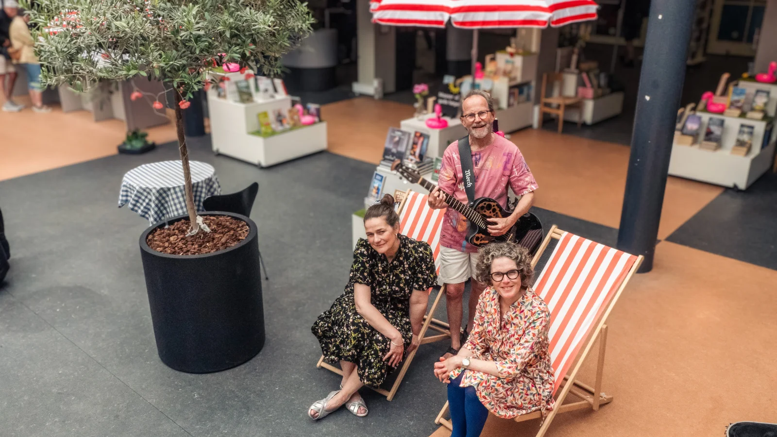 Eftermiddagssang med midsommertoner på Randers Bibliotek