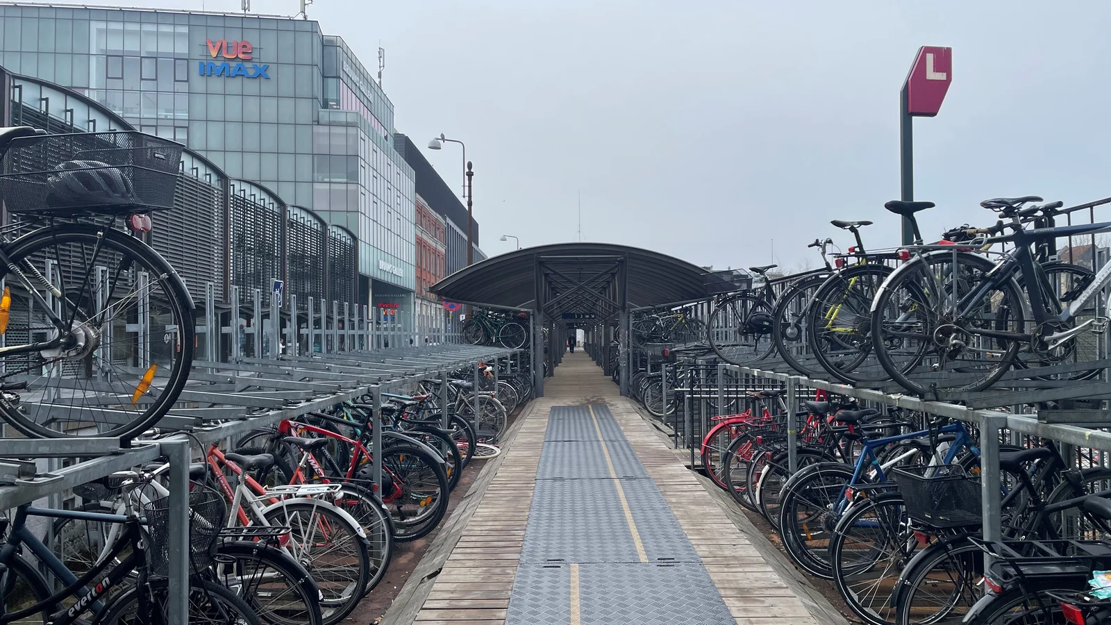 Renoveringen af cykelparkeringen på Bruuns Bro  går i gang